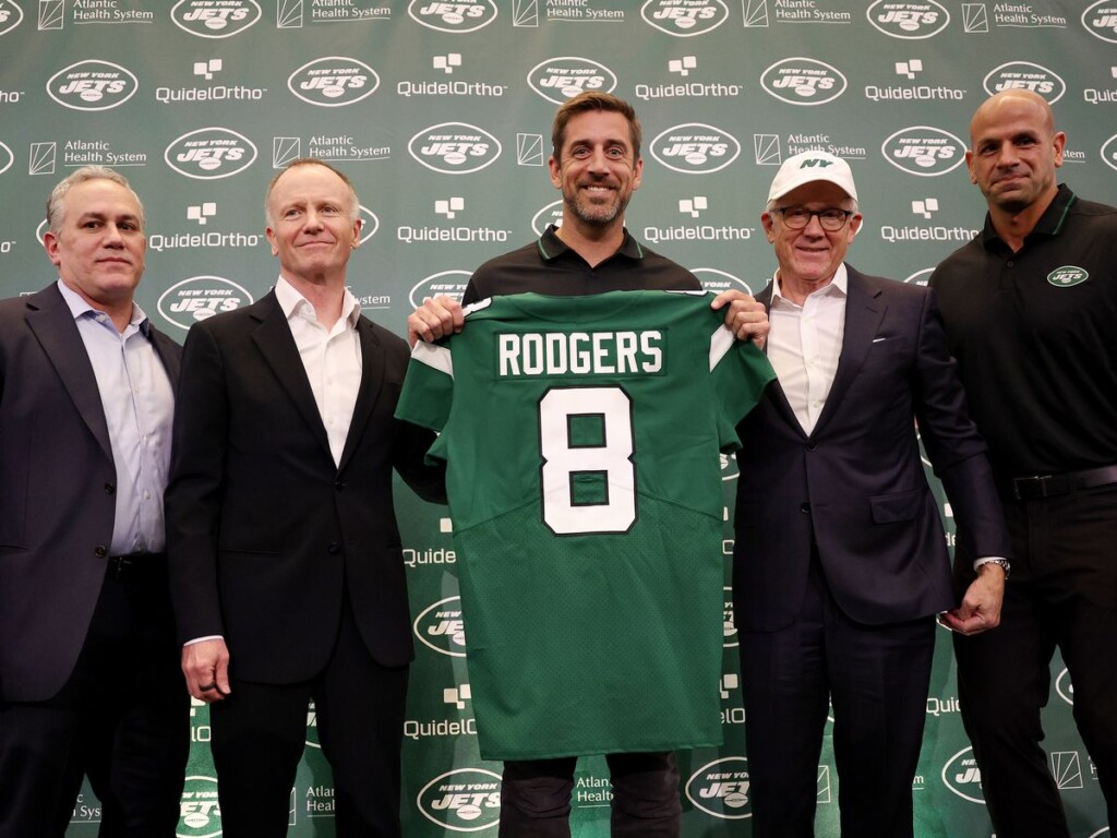 "Can't wait for him to get crushed!" Bears fanatic Seth Rollins VICIOUSLY prays for Aaron Rodgers' downfall following his move to New York