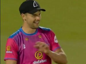 "GREATEST catch in the history of cricket!"- Netizens in awe as Sussex' Bradley Currie pulls off outrageous one-handed stunner in Vitality Blast, video goes viral