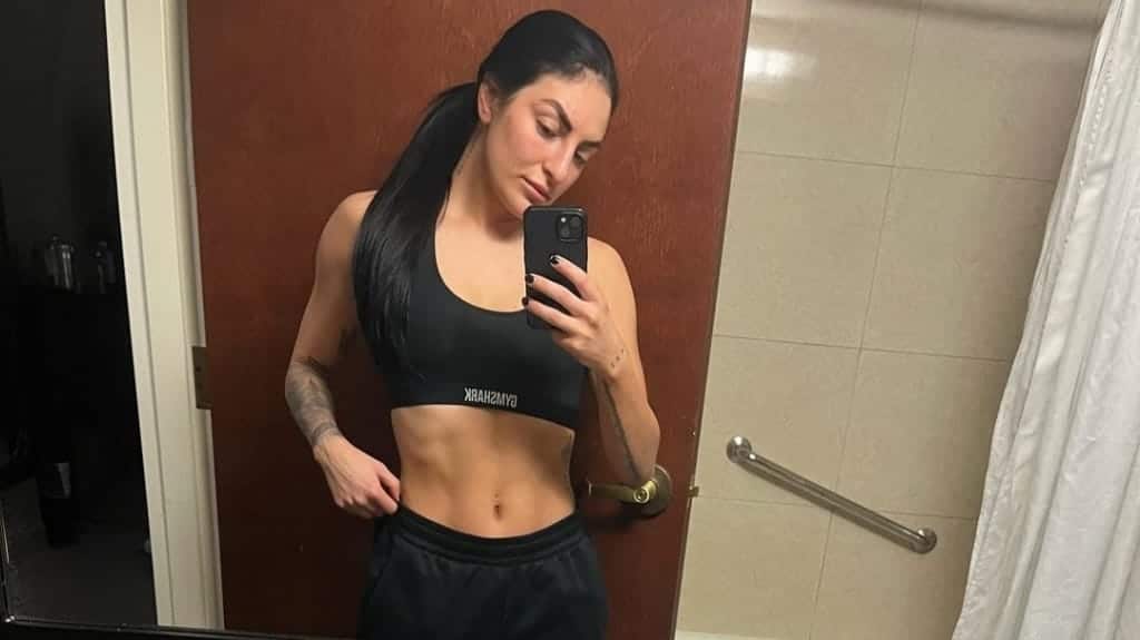 "Sick abs!!"- Wrestling Twitter goes crazy over Sonya Deville's breathtaking beach pictures 