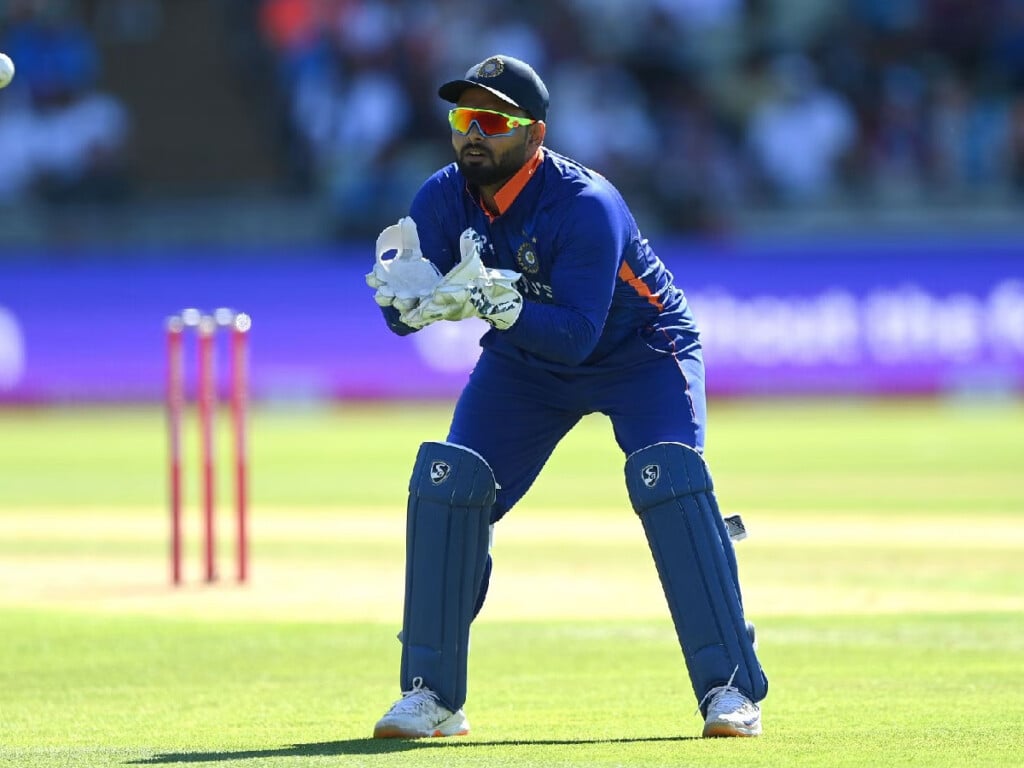 WATCH: Rishabh Pant walks the stairs without any support, fans chuffed to bits hoping for his comeback