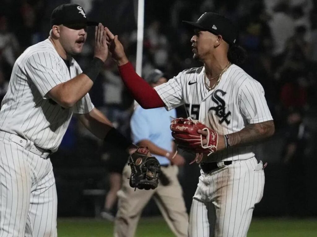 "Wtf is this!" - MLB Twitter INFURIATED as Chicago White Sox beat Texas Rangers through controversial overturn call by umpires