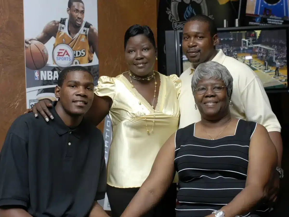 Kevin Durant with his mother, brother and grandmother