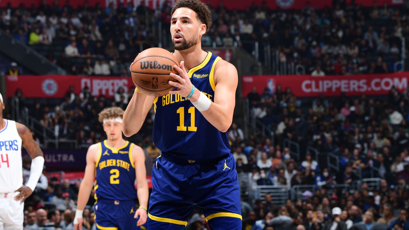 WATCH: "Worthy of breaking clipboard" - Steve Kerr drops down to floor after Klay Thompson's foul to bottle Warriors win against Clippers; fans react