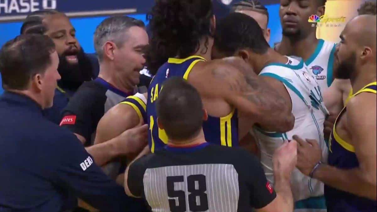 The brawl that broke out in the closing seconds of the game between Golden State Warriors and Charlotte Hornets (Via X)