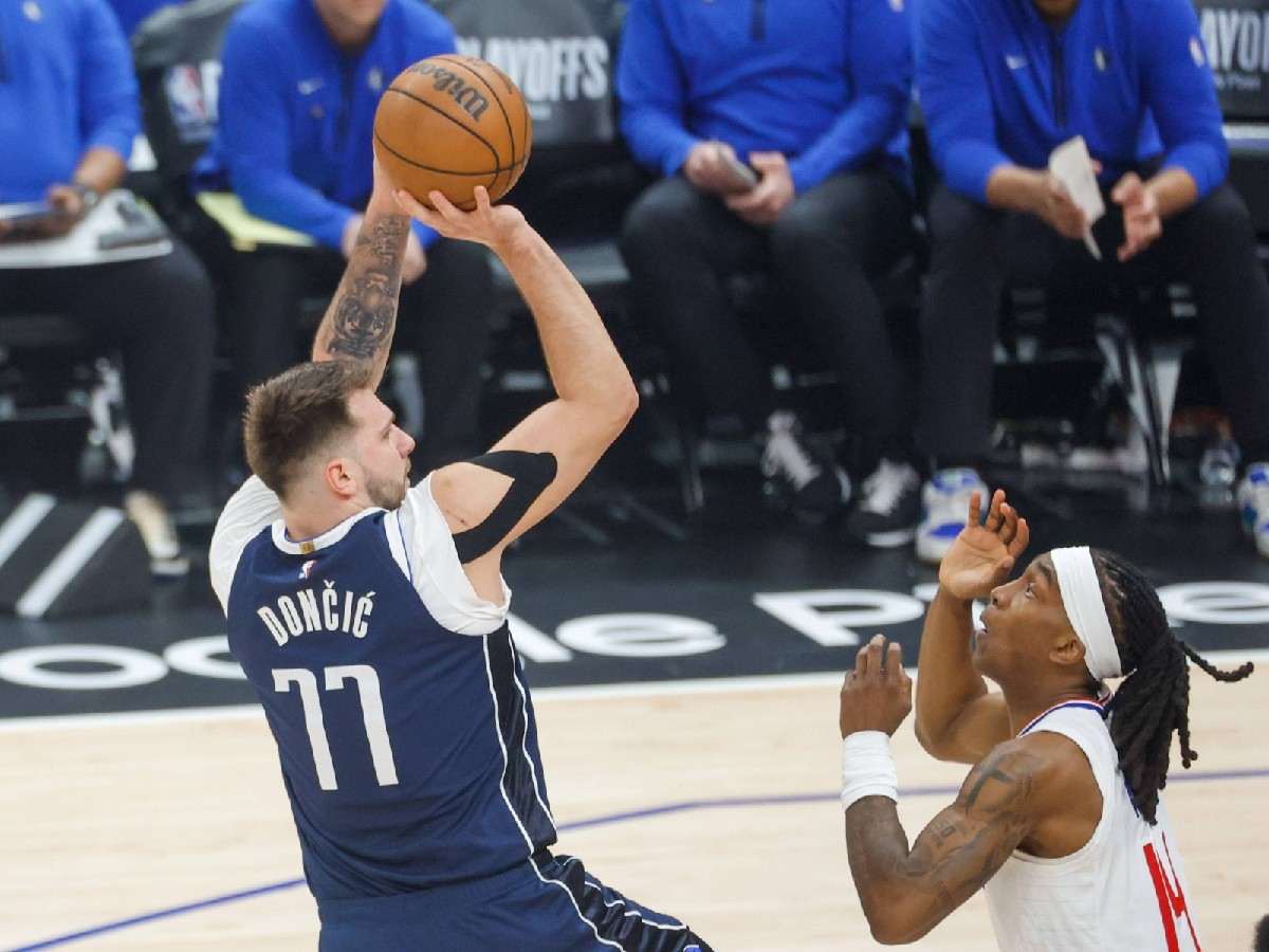 WATCH: Patrick Mahomes, with wife Brittany, locked in during Mavs-Thunder game after PJ Washington's thunderous dunk