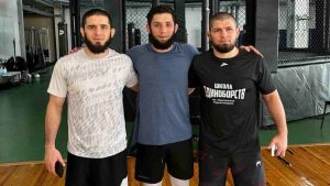 Ikram Aliskerov with Islam Makhachev and Khabib Nurmagomedov