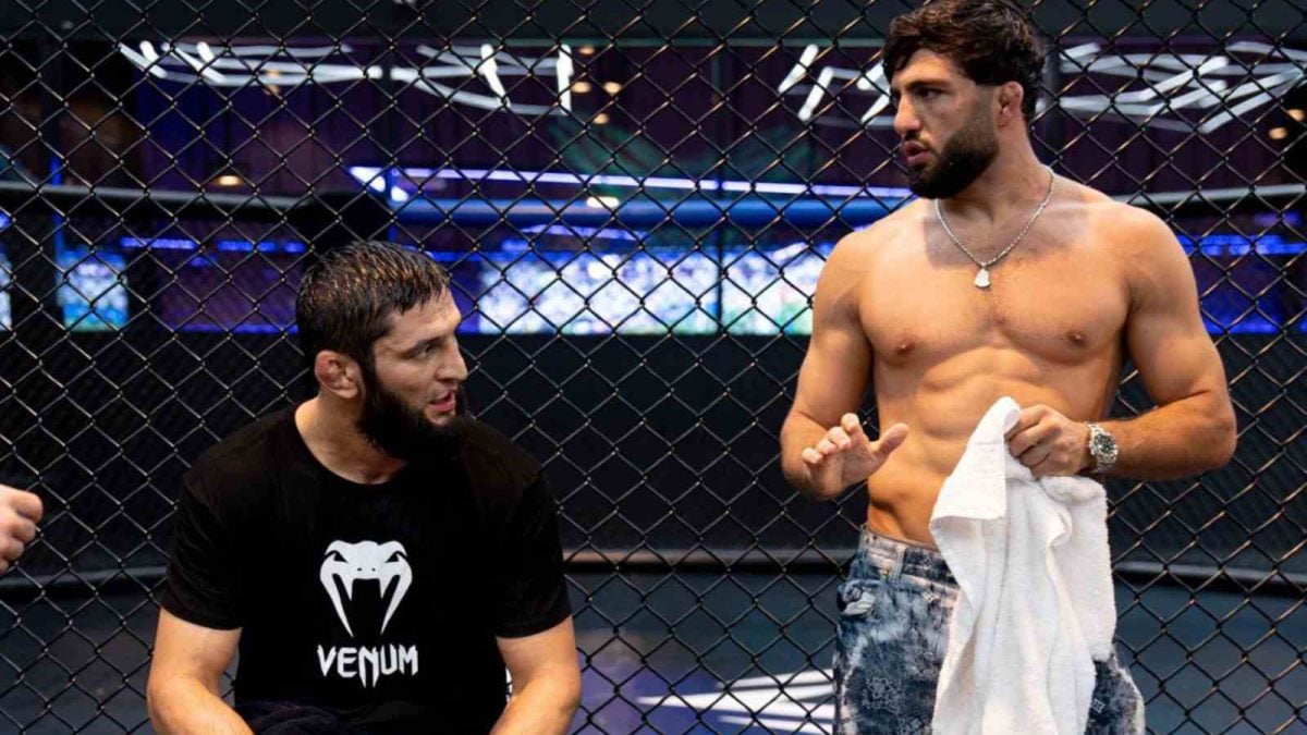 Khamzat Chimaev and Arman Tsarukyan discussing after a training session